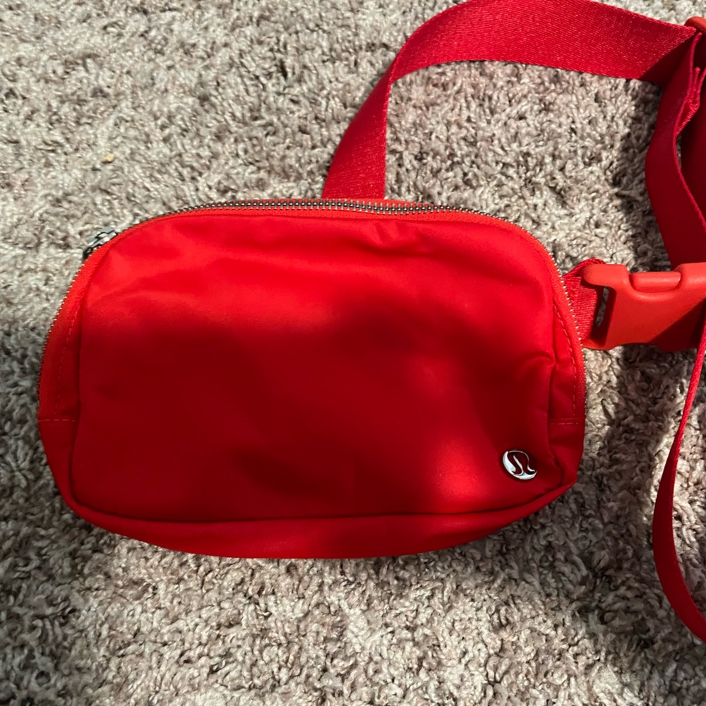 Lululemon everywhere belt bag